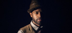 ADRIAN YOUNGE DÉVOILE 2 NOUVEAUX SINGLES